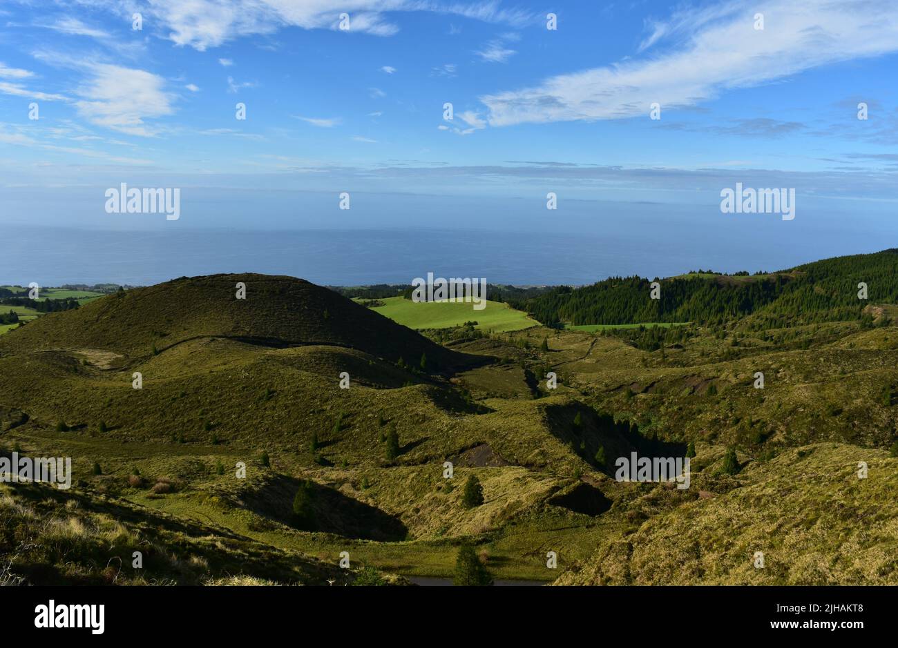 Collines volcaniques et cratères de Setes Cidades sur Sao Miguel dans les Açores. Banque D'Images