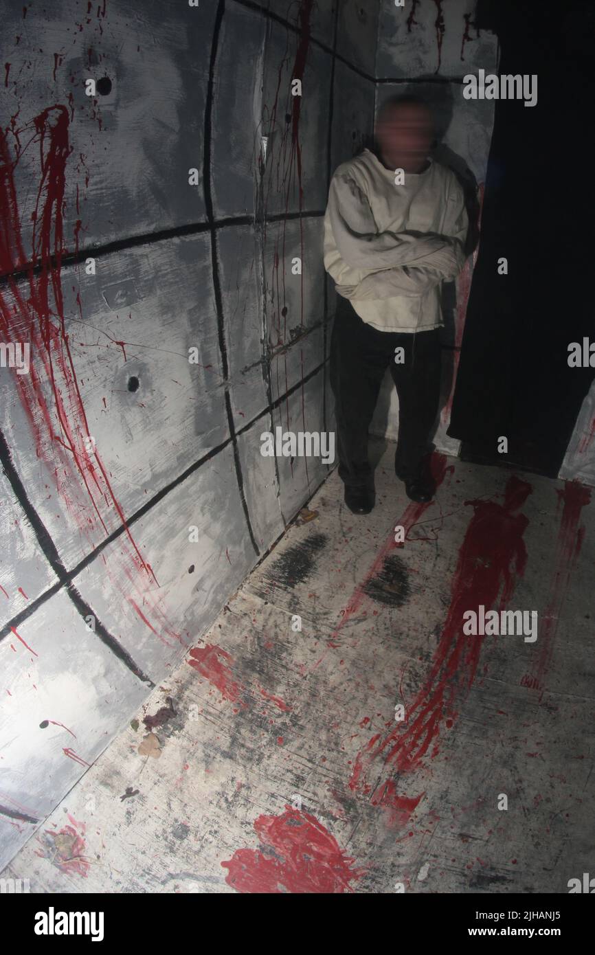 Une scène de creepy d'un homme en chemise de détroit dans l'hôpital mental Banque D'Images