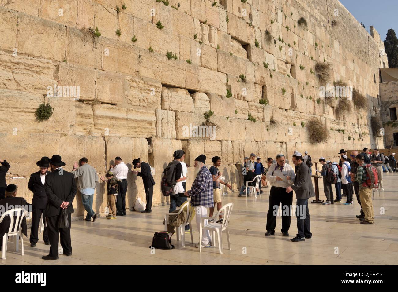 Jérusalem, Israël - 20 mars 2014 : Les Juifs prier sous le mur occidental dans la vieille ville. La vieille ville est classée au Patrimoine de l'UNESCO depuis 1981 Banque D'Images