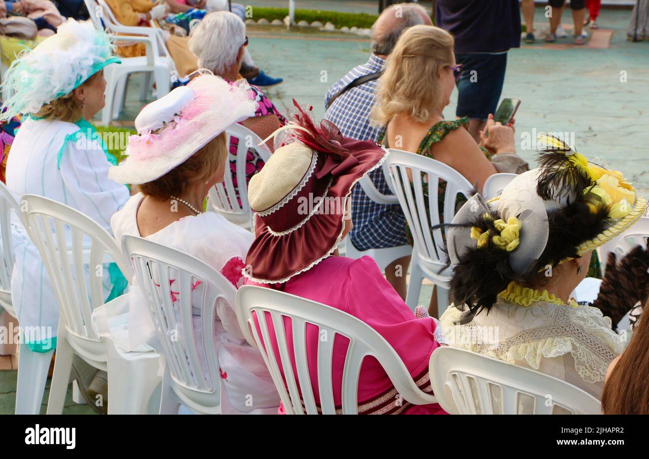 Femmes vêtues de robes de style victorien pour célébrer les fêtes Bano de Olas à Santander Cantabria Espagne 15th juillet 2022 Banque D'Images