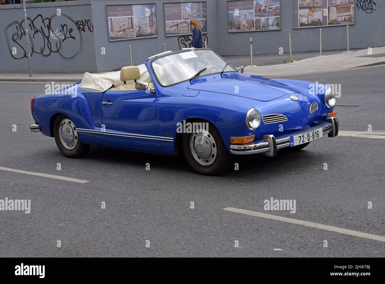Voiture classique, une Volkswagen Karmann Ghia convertible restaurée dans les rues de Dublin, juillet 2022 Banque D'Images