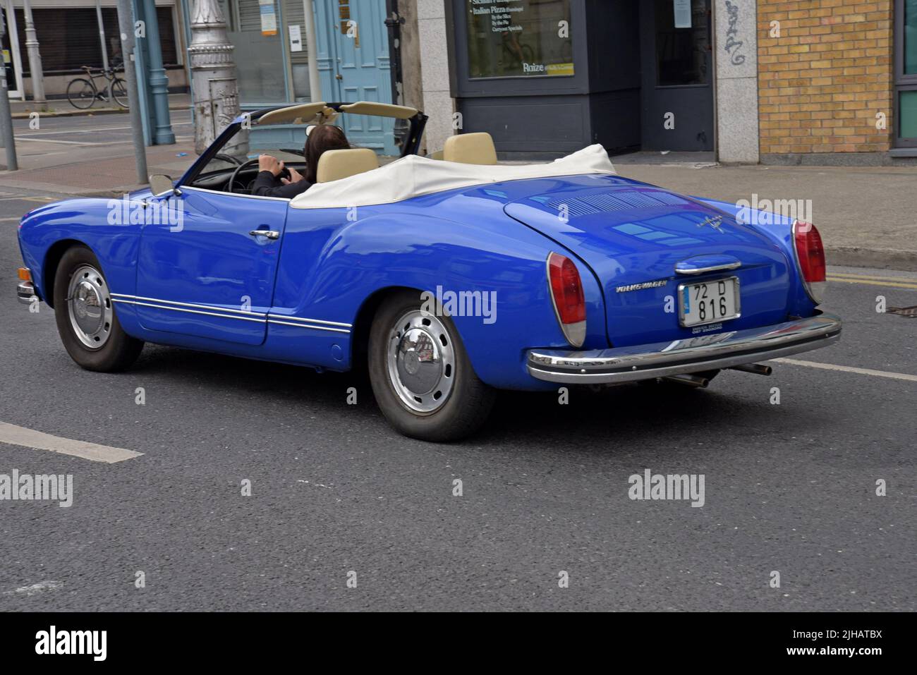 Voiture classique, une Volkswagen Karmann Ghia convertible restaurée dans les rues de Dublin, juillet 2022 Banque D'Images