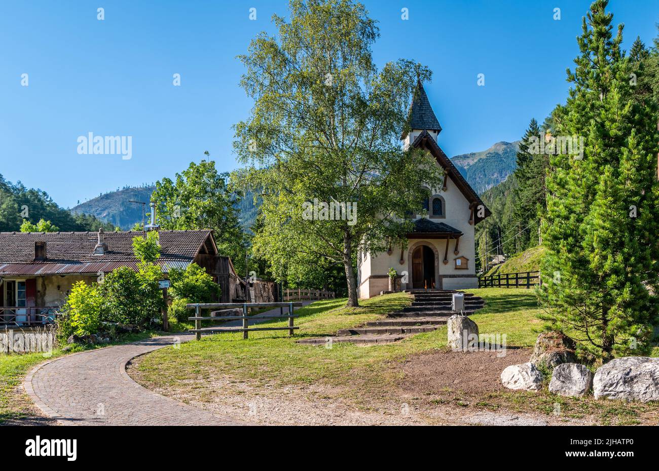 Notre Dame des Sorrows église de Stava. La petite église de la vallée de Stava - village de Tesero, vallée de Fiemme . Trentin-Haut-Adige, nord de l'Italie - Europe Banque D'Images