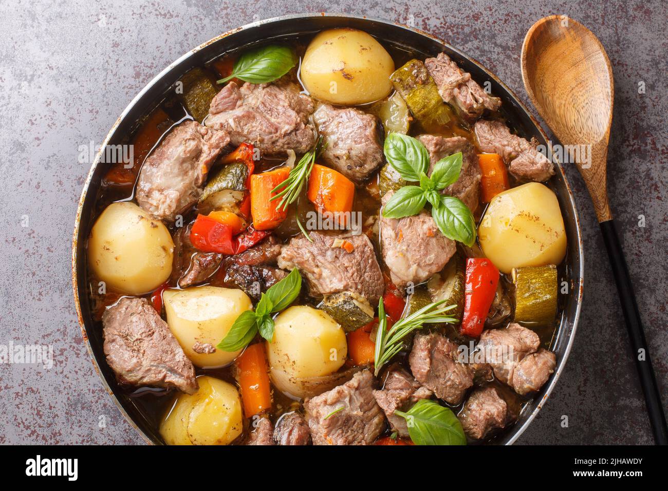 Viande et légumes de Peka savoureux dans les Balkans traditionnels, serbe, bosniaque plat sur la table. Vue horizontale du dessus Banque D'Images