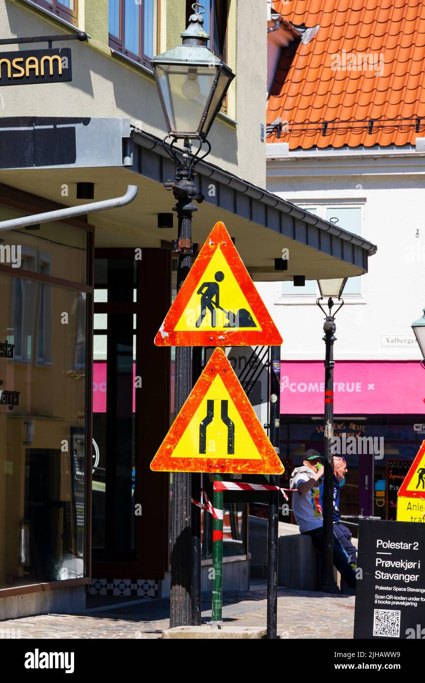 Panneaux de signalisation rouge et jaune à Stavanger, Norvège. Kirkegata Banque D'Images