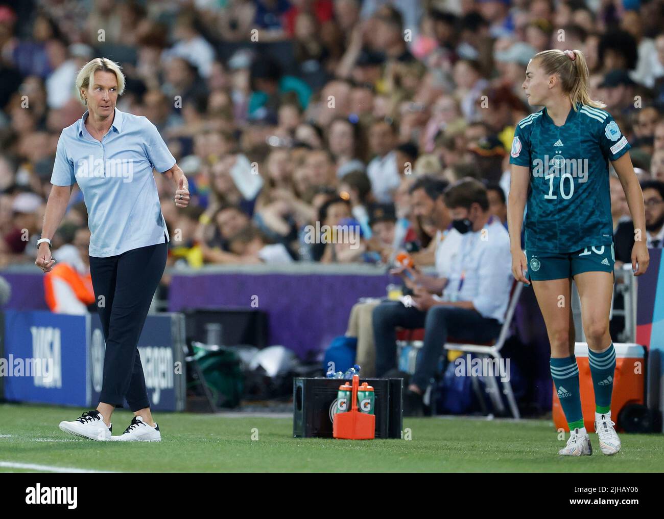 Firo : 07/16/2022 football, football, UEFA FÉMININE EURO 2022, féminin EM 2022 Angleterre, Championnat d'Europe 2022, Finlande - Allemagne Bundescoachin Martina Voss-Tecklenburg (Allemagne) Thumbs up pour Laura Freigang (Allemagne 10) Banque D'Images