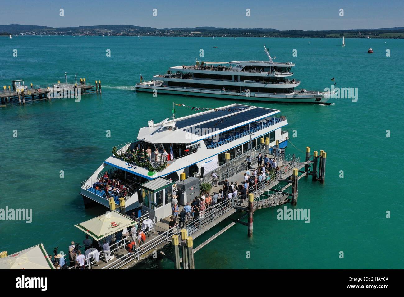 Insel Mainau im Bodensee, Allemagne. 17th juillet 2022. Le nouveau catamaran électrique se trouve sur la jetée au large de l'île Mainau, dans le lac Constance, pour être baptisé « l'île de Manau » (photo prise avec un drone). Le premier e-ferry est destiné à ouvrir la voie à un avenir sans climat - et à faire de la région un navire-amiral pour la navigation propre. Credit: Felix Kästle/dpa/Alay Live News Banque D'Images