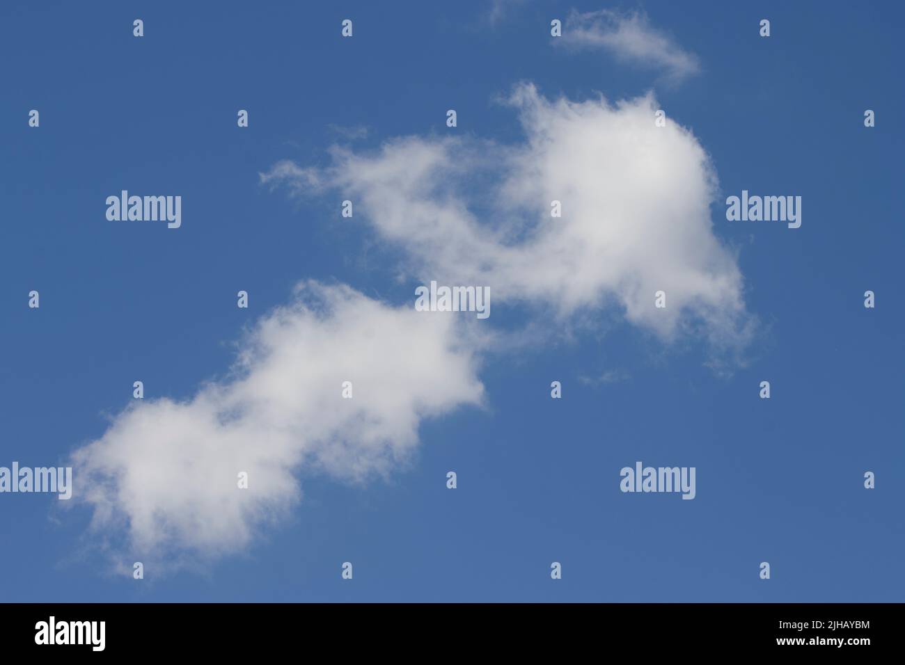 Cumulus dans le ciel bleu Banque D'Images