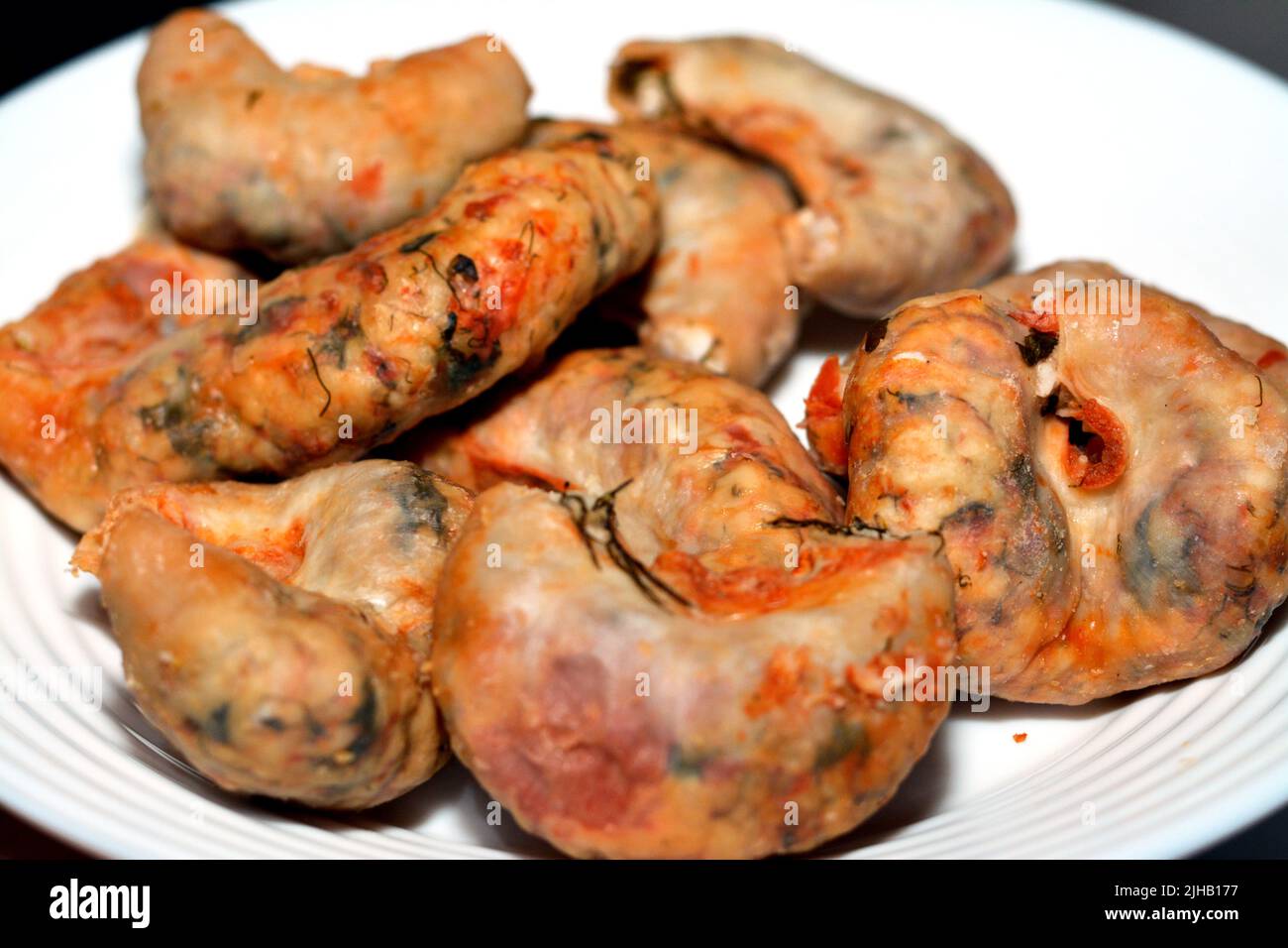 Mumbar qui est un intestin farci avec de la viande hachée, du riz, de la pâte de tomate, de l'oignon, du sel, poivre noir, allépice et cannelle prêts à être frits en profondeur Banque D'Images