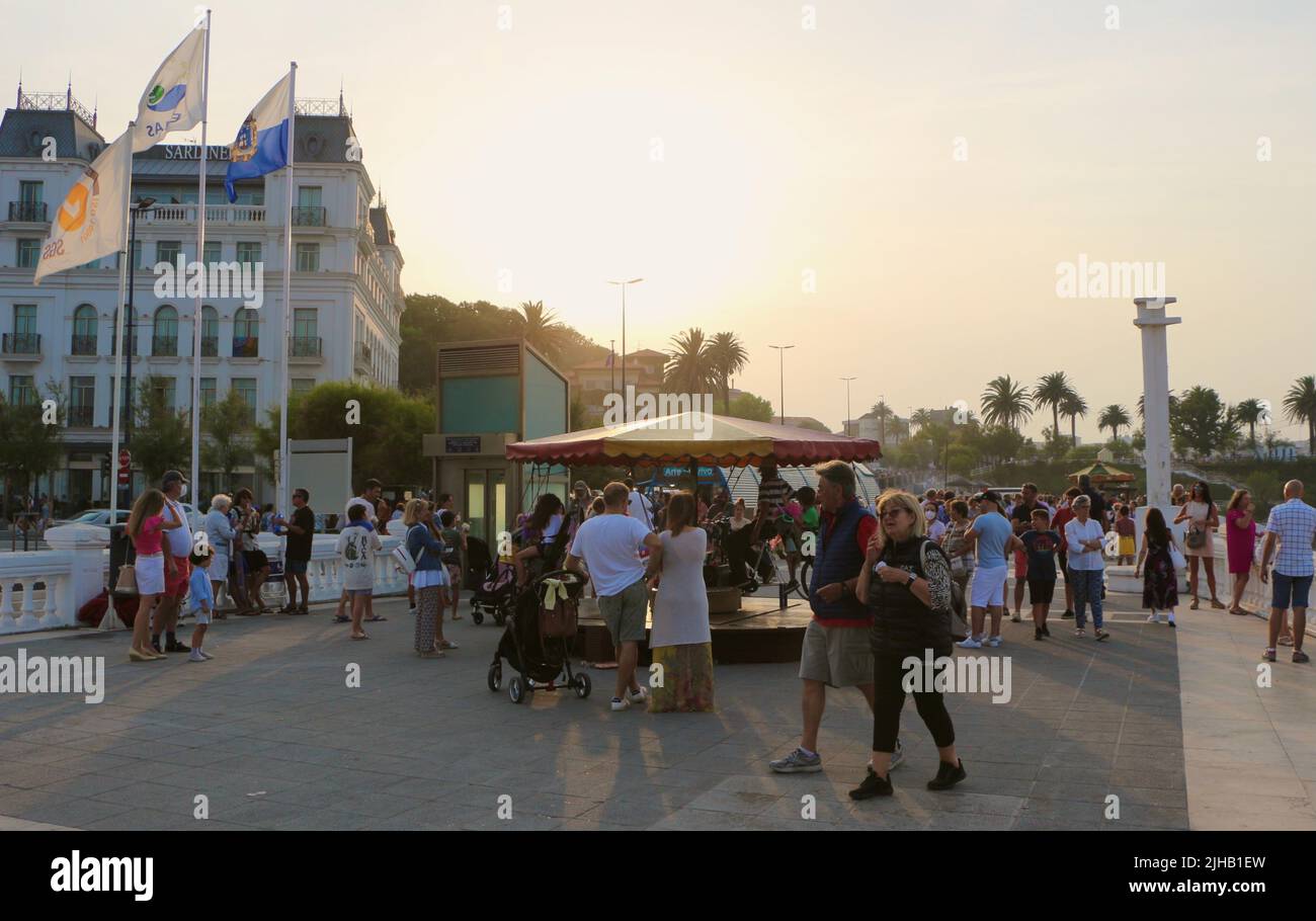 Terrasse animée à côté de la plage pendant les fêtes de Bano de Olas Sardinero Santander Cantabria Espagne juillet 2022 avec le soleil d'été vif en soirée Banque D'Images