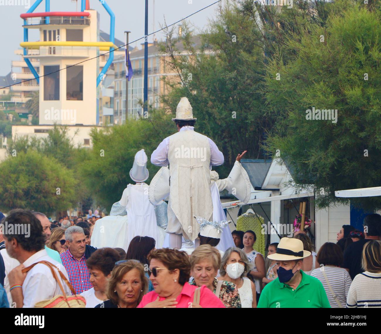 Spectacle public des artistes de cirque de Bambolea se déplaçant le long d'un trottoir bondé près de Piquio Santander Cantabria Espagne Banque D'Images