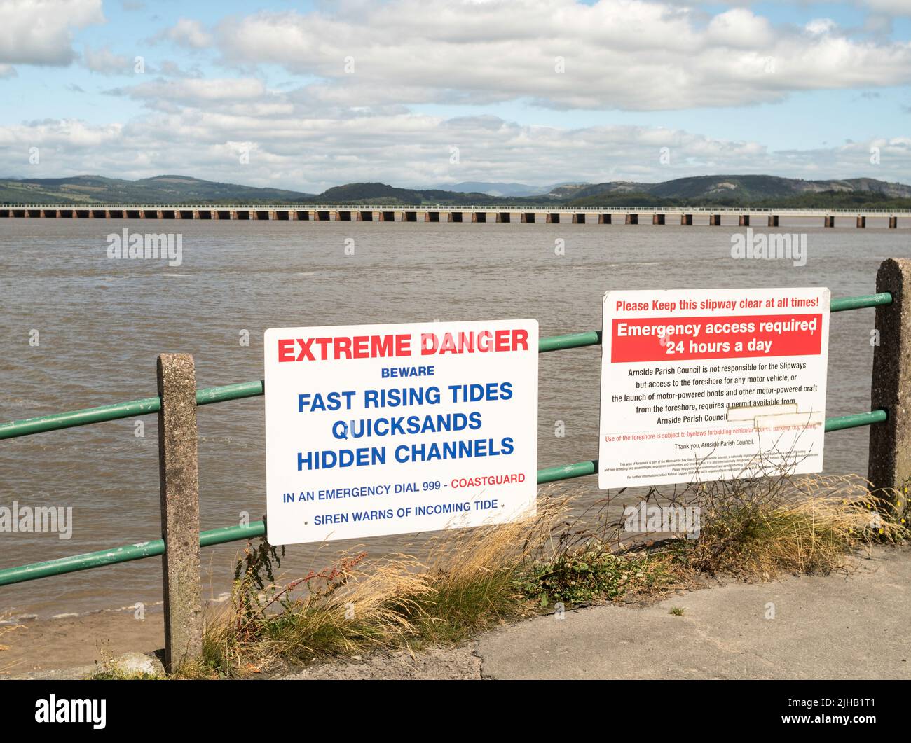 Un signe d'avertissement de danger extrême dû à la montée rapide des marées et des sables mouvants à Arnside, Cumbria, Angleterre, Royaume-Uni Banque D'Images
