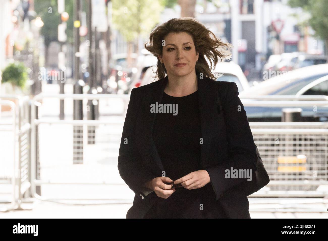 Londres, Royaume-Uni. 17th juillet 2022. Leadership du Parti conservateur le député de Penny Mordtante, plein d'espoir, arrive à la BBC Broadcasting House pour se présenter au spectacle du dimanche matin organisé par Sophie Raworth. Le nombre de candidats à la compétition pour remplacer Boris Johnson au poste de chef du Parti conservateur et du nouveau Premier ministre britannique sera réduit aux deux derniers d'une série de votes par les députés au Parlement la semaine prochaine, Suivi par un vote postal des membres du parti, avec un gagnant annoncé le 5 septembre. Crédit: Wiktor Szymanowicz/Alamy Live News Banque D'Images