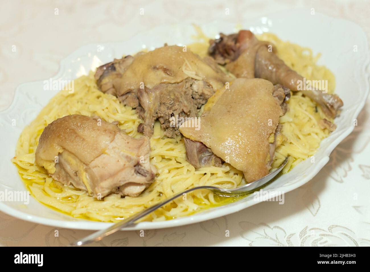 Délicieuses nouilles avec viande de poulet sur l'assiette Banque D'Images