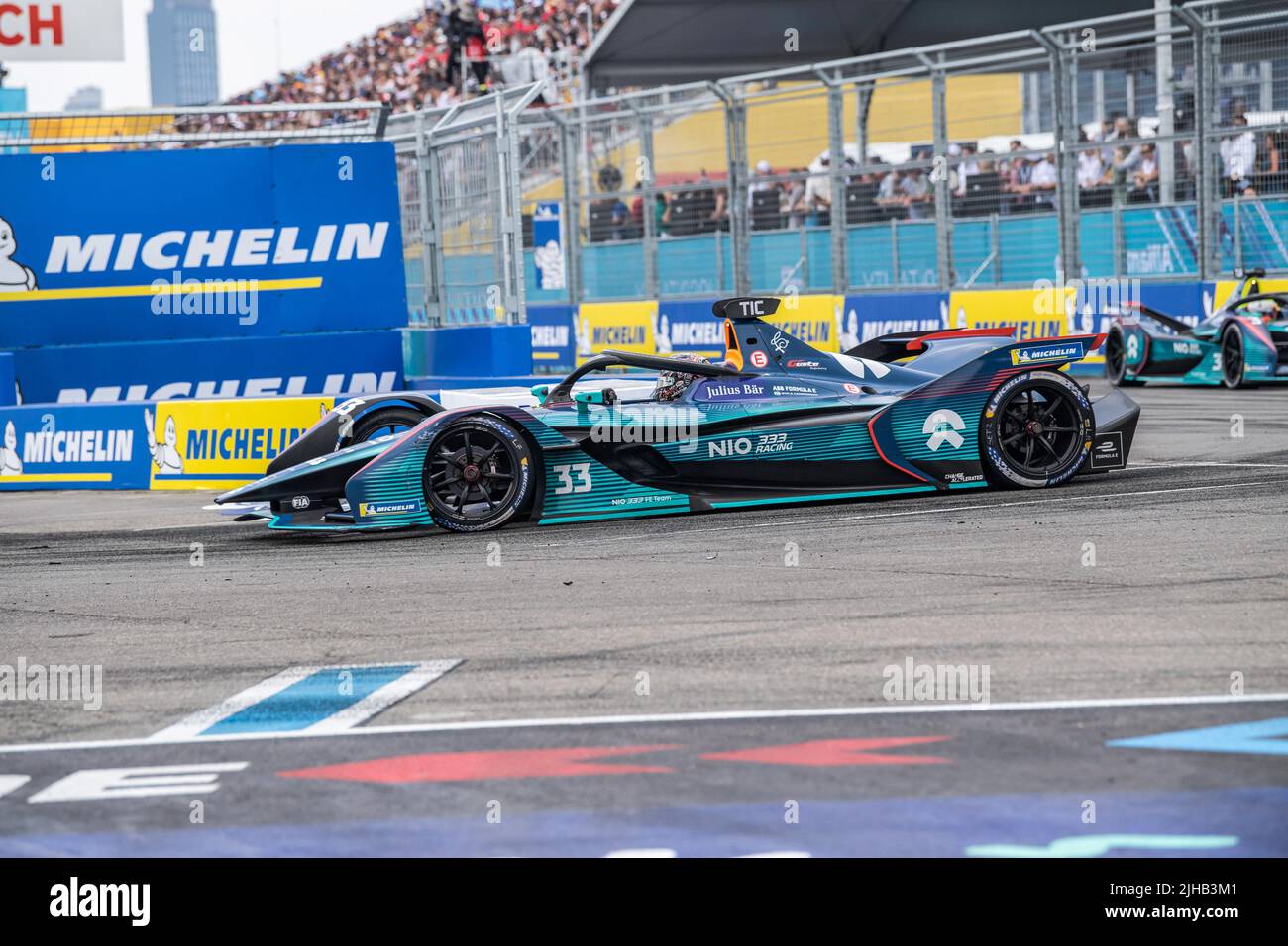 DaN Ticktum (n° de voiture 33) des courses de NIO 333 pendant le Championnat ABB FIA Formule E, New York City E-Prix saison 8 Round 11 dans le quartier de Brooklyn de New York. Banque D'Images