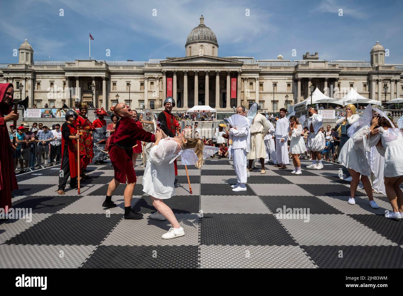 Londres, Royaume-Uni. 17 juillet 2022. Les acteurs prennent part à un match d'échecs vivant recréant le match Gary Kasparov et Deep Blue à Chess Fest à Trafalgar Square. L'événement célèbre le jeu d'échecs où les visiteurs peuvent apprendre le jeu, jouer aux échecs ou défier un grand maître. Cette année célèbre le 50th anniversaire du championnat du monde d'échecs 1972 entre l'américain Bobby Fischer et le soviétique Boris Spassky. Credit: Stephen Chung / Alamy Live News Banque D'Images