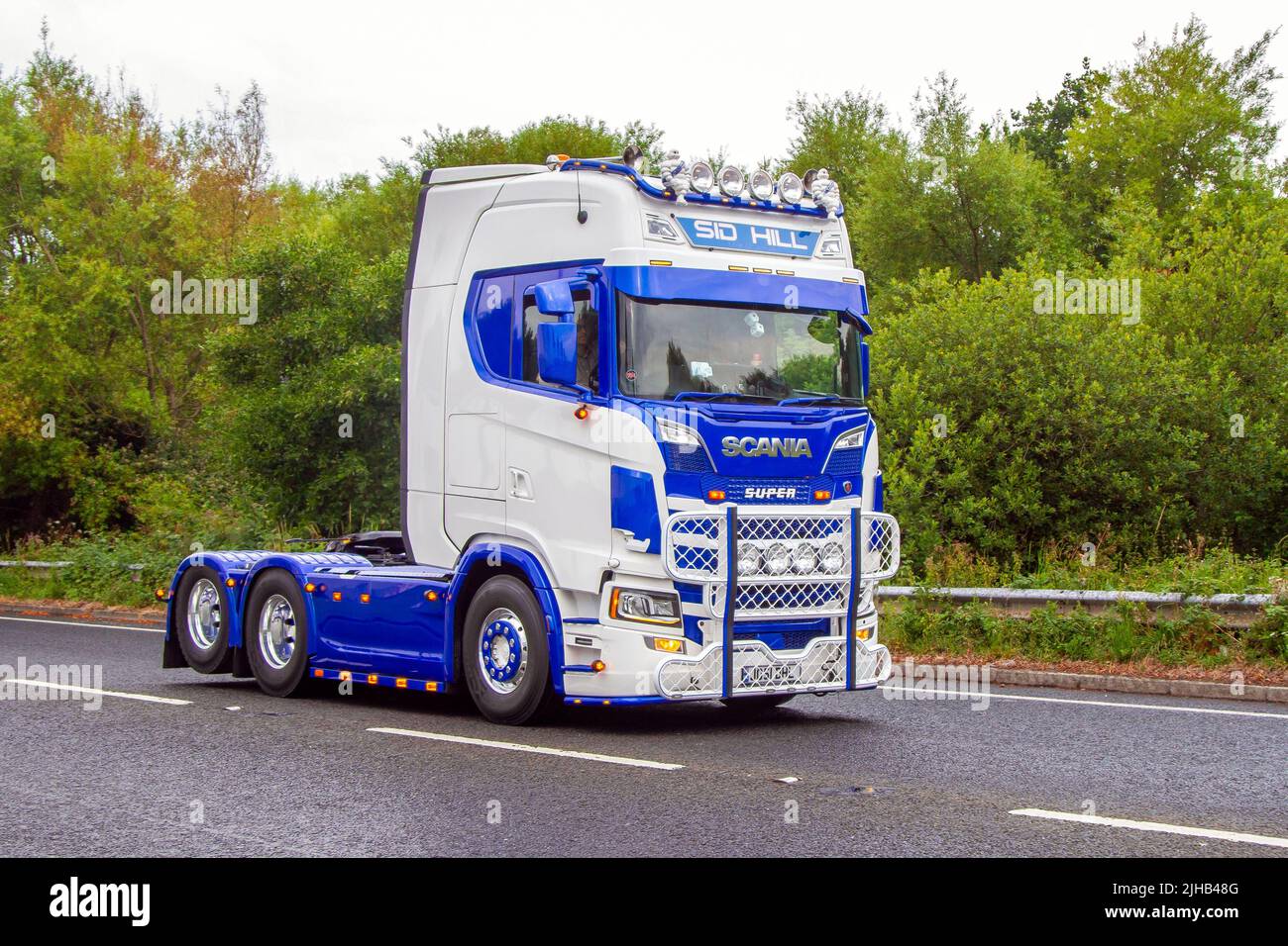 2019 camion diesel SCANIA SUPER R580 A 6x2 16353cc blanc bleu ; transporteurs massifs et camions méga Sid Hill transport Ltd ; en route vers le Fleetwood Festival of transport, Royaume-Uni Banque D'Images