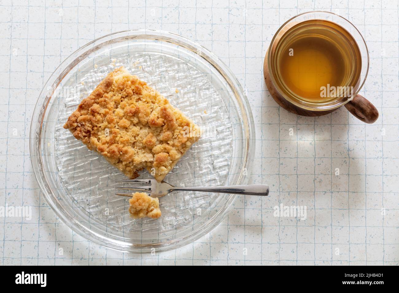 Streuselkuchen (gâteau à la miette) traditionnel allemand sur une assiette en verre Banque D'Images