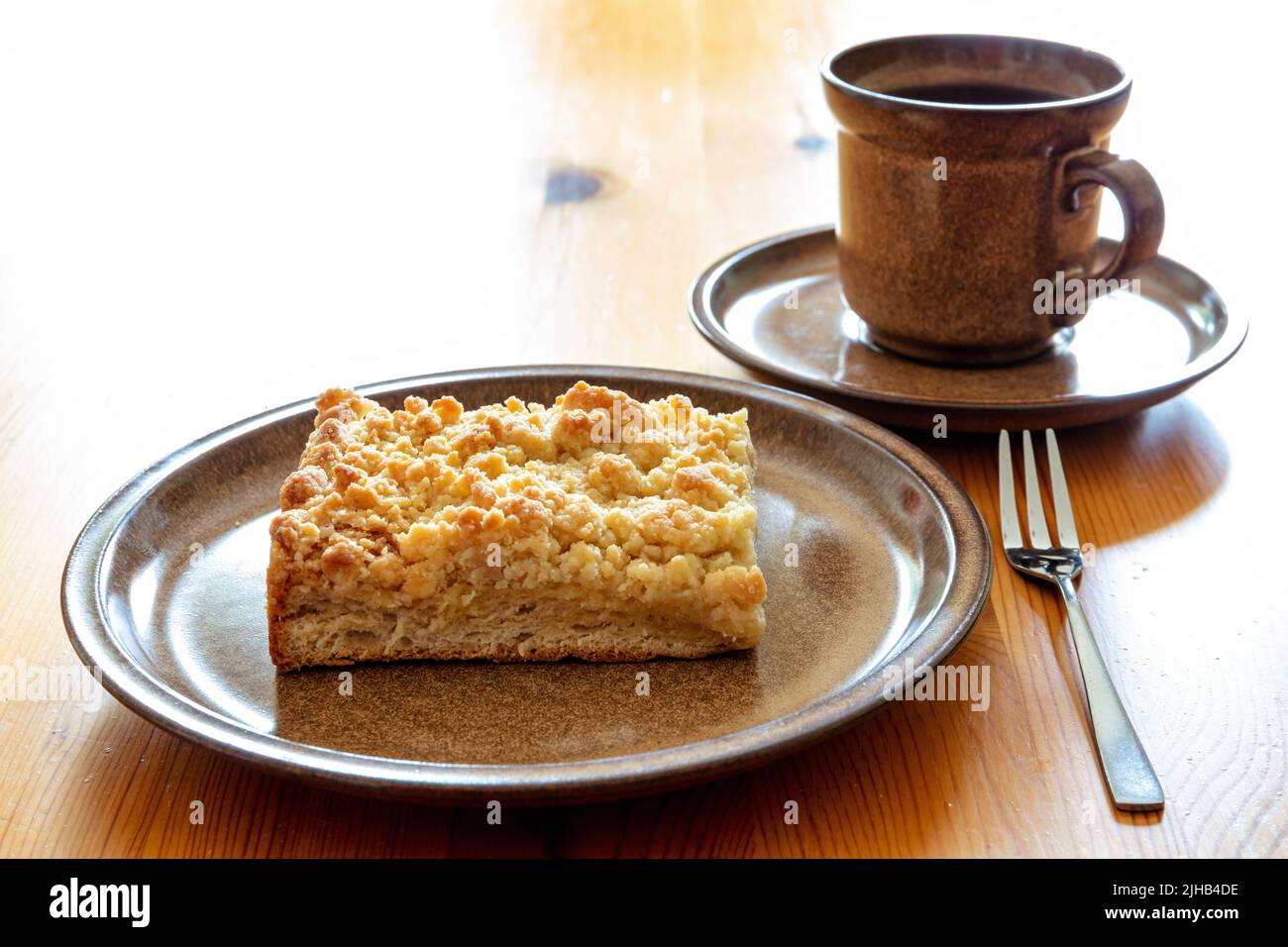 Streuselkuchen (gâteau à la miette) traditionnel allemand sur une assiette en faïence Banque D'Images