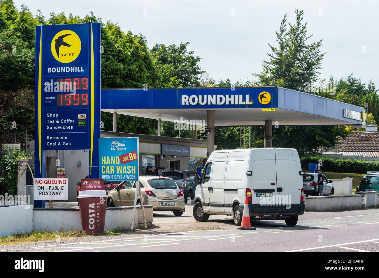 Bandon, West Cork, Irlande. 17th juillet 2022. Le diesel et l'essence sont tombés en dessous de €2 par litre pour la première fois depuis des mois au Roundhill garage, Bandon. De grandes files d'attente de voitures étaient présentes cet après-midi alors que les conducteurs se précipitaient pour obtenir le carburant à bas prix. Crédit : AG News/Alay Live News Banque D'Images