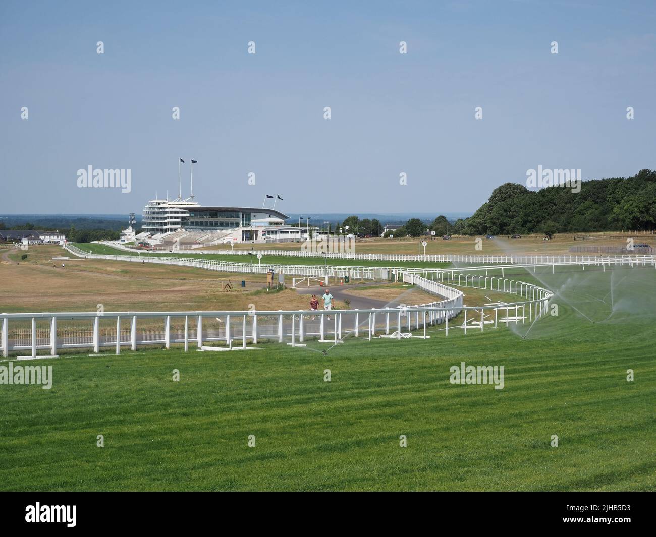 Epsom Downs, Surrey, Angleterre, Royaume-Uni. 17th juillet 2022. Par temps exceptionnellement chaud, les arroseurs d'eau travaillent dur pour maintenir le circuit de course en parfait état à Epsom Downs, dans le Surrey. Contrairement aux ci-contre, le parcours est luxuriant et vert. Crédit : Julia Gavin/Alamy Live News Banque D'Images