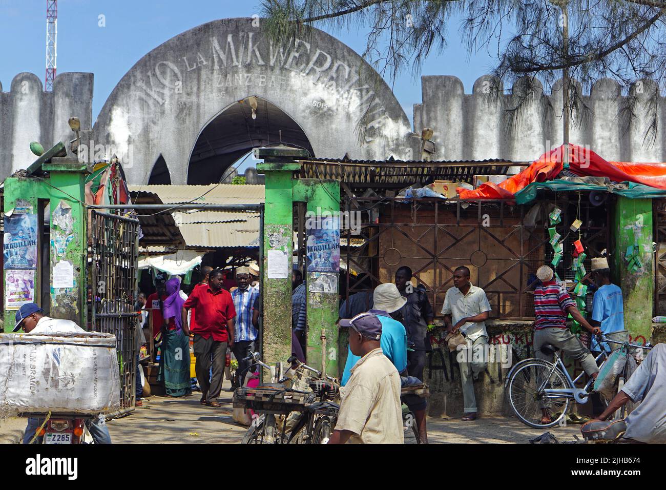 Zanzibar, Tanzanie - 16 juillet 2017: Les gens devant le marché agricole de la ville de pierre Zanzibar, Tanzanie Afrique. Banque D'Images