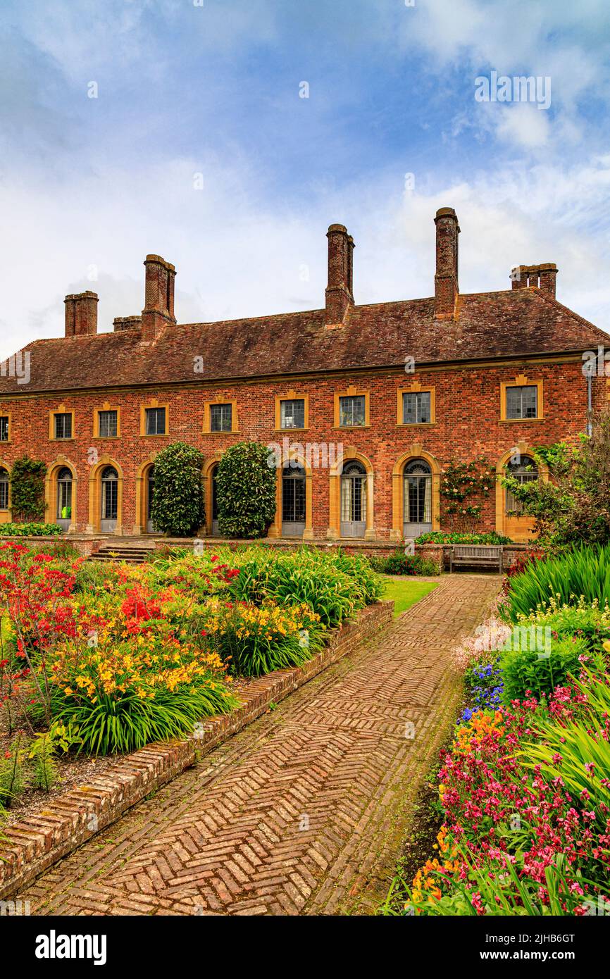 Azalées à fleurs printanières colorées et plantes de literie dans le jardin Lily de strode House sur le domaine Barrington court, Somerset, Angleterre, Royaume-Uni Banque D'Images