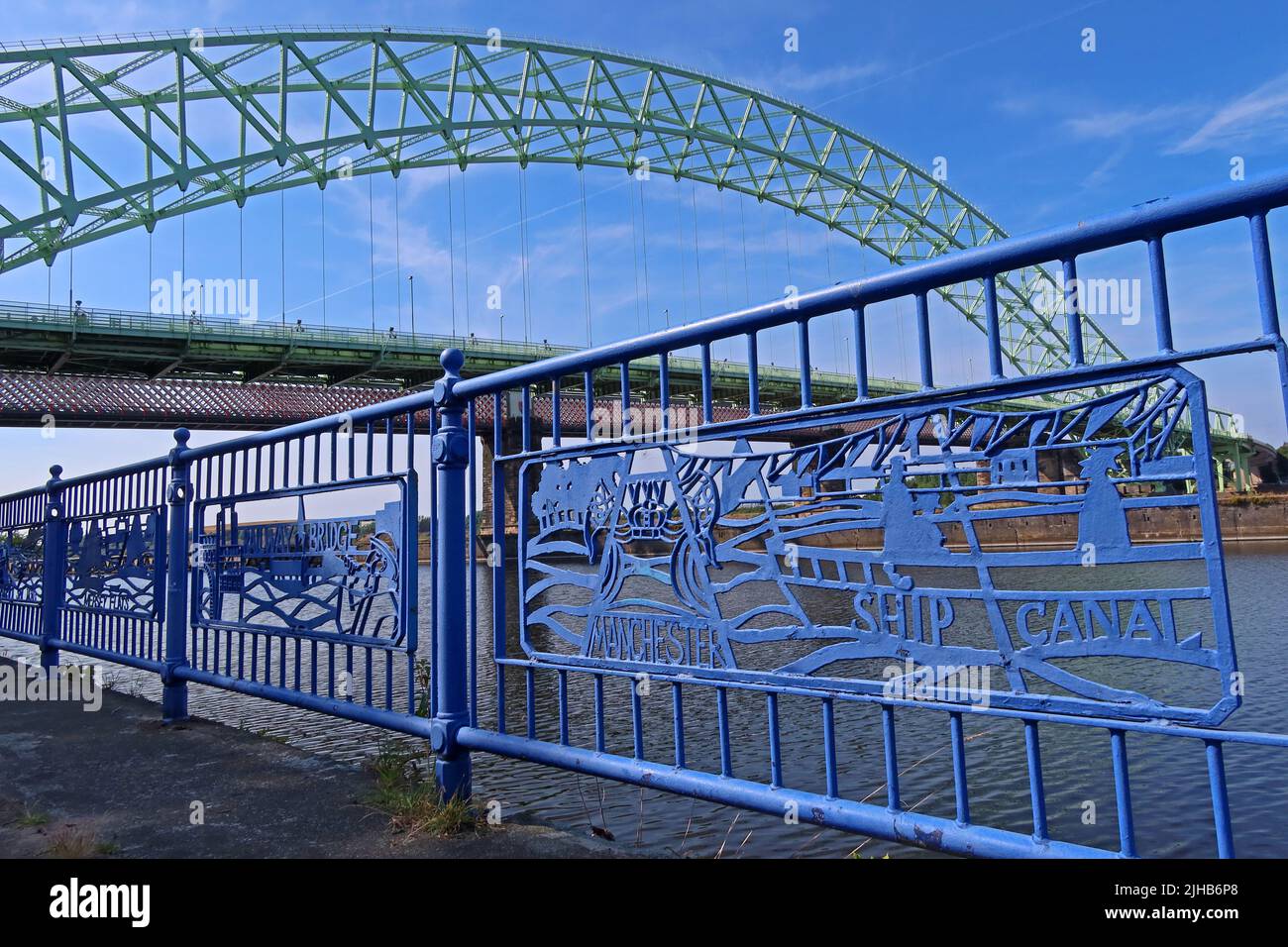 La promenade de Runcorn, le canal du navire de Manchester, et le pont de Runcorn, Halton, Cheshire, Angleterre, ROYAUME-UNI Banque D'Images