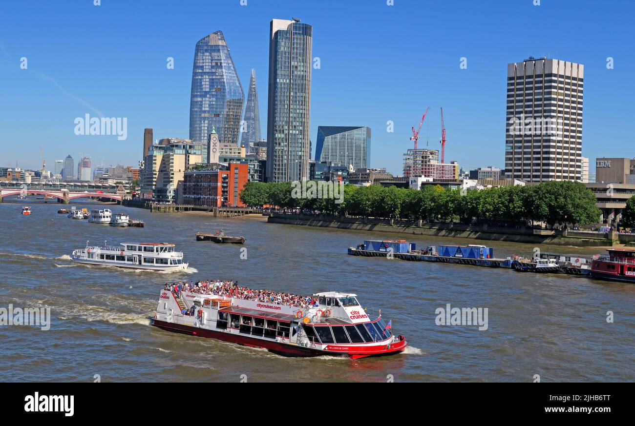 La Tamise vue à l'est depuis Waterloo Bridge, centre de Londres, Angleterre, Royaume-Uni, WC2R 2PP Banque D'Images