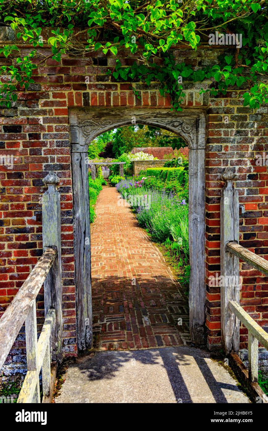 Le pont en bois et l'entrée dans les jardins de Barrington court, Somerset, Angleterre, Royaume-Uni Banque D'Images