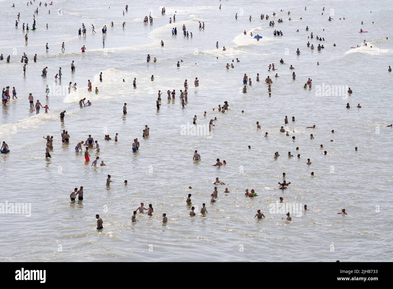 2022-07-17 15:17:42 SCHEVENINGEN - les baigneurs cherchent un rafraîchissement sur la plage de Scheveningen. En raison de la hausse de la température, le Plan national de chauffage entrera en vigueur lundi. ANP PHIL NIJHUIS pays-bas - belgique Banque D'Images