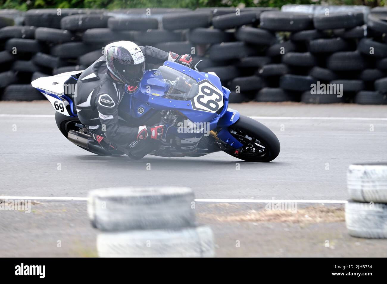 East Fortune, Royaume-Uni. Course du dimanche 9: (69) Jordan Fleming de Lochgelly à bord d'une Yamaha R1 dans la classe Scottish Superbikes, tout en dirigeant la course, au premier coin après le départ, se penche, secondes avant qu'il ne s'écrase de la course, en envoyant sa machine voler à travers les airs, Jordan Fleming, On est allés à pied après avoir été suivi par des marshals de course et un médecin d'événement après que la course a été marquée par le rouge East Fortune Road races, les championnats écossais ont eu lieu sur l'ancien aérodrome de East Fortune près d'Édimbourg le dimanche 17 juillet 2022. ( Credit: Rob Gray/Alamy Live News Banque D'Images