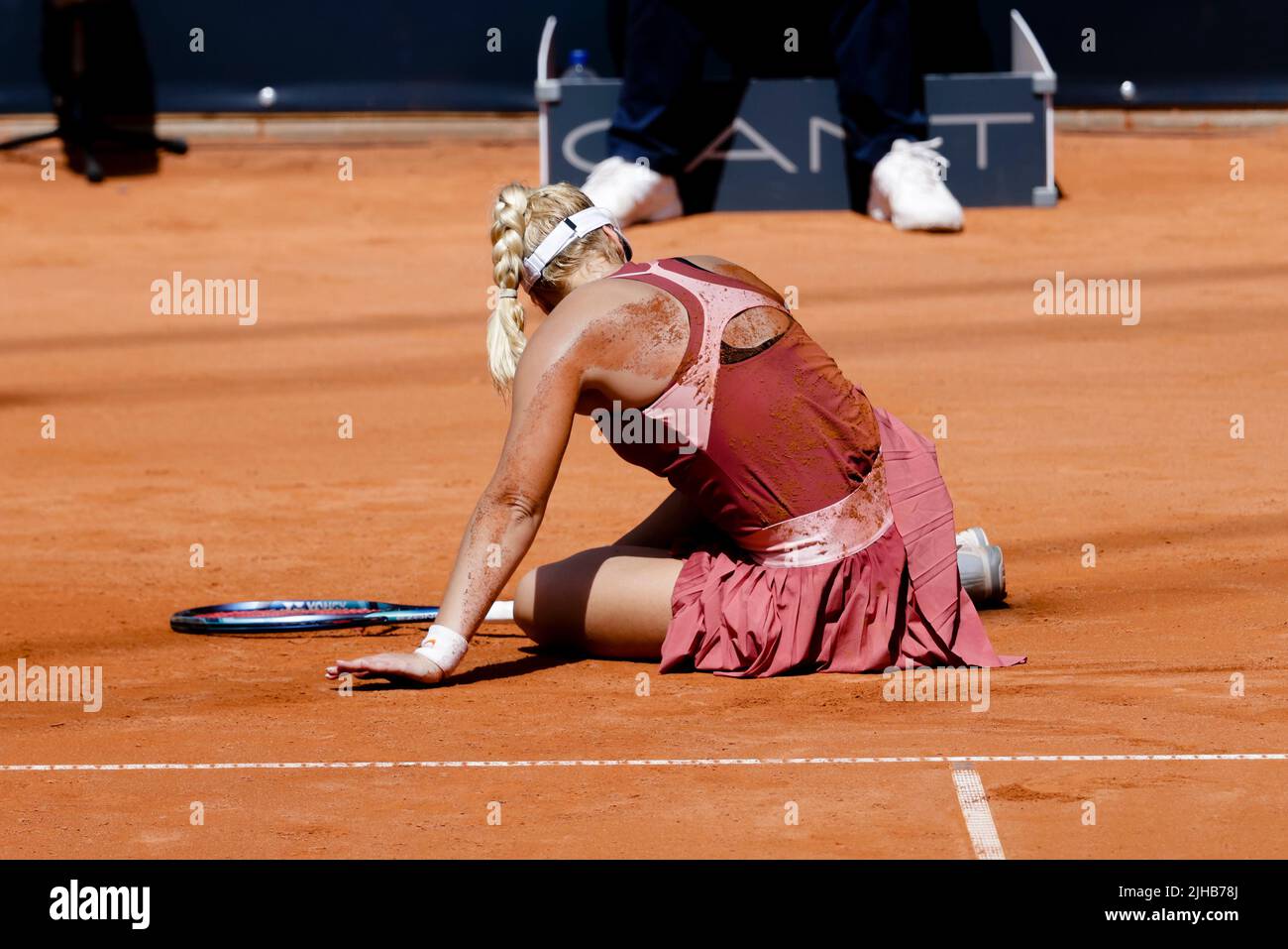 17 juillet 2022, Hambourg: Tennis: WTA Tour/ATP Tour, célibataires, femmes, qualification, 2nd ronde. Baindl (Ukraine) - Lisicki (Allemagne). Sabine Lisicki s'accroupite sur le terrain. Photo: Frank Molter/dpa Banque D'Images