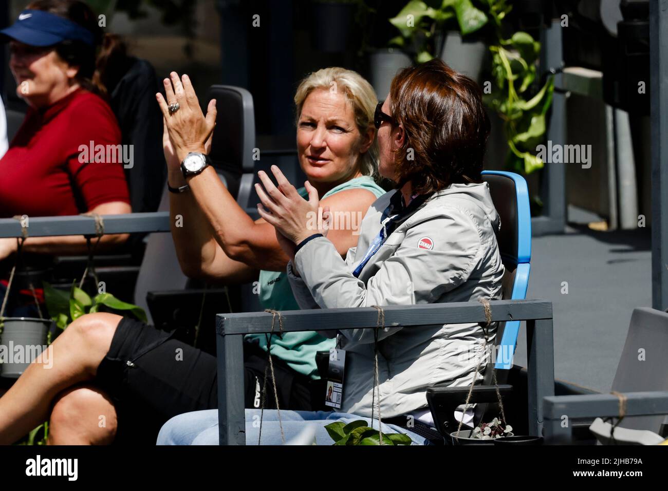 17 juillet 2022, Hambourg: Tennis: WTA Tour/ATP Tour, célibataires, femmes, qualification, 2nd ronde. Baindl (Ukraine) - Lisicki (Allemagne). Barbara Rittner (M), entraîneure nationale féminine d'Allemagne, applaudit. Photo: Frank Molter/dpa Banque D'Images