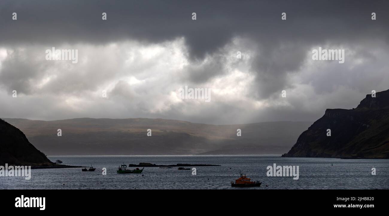 Vue sur Portree Harbour jusqu'à Raasay, Skye, Écosse Banque D'Images