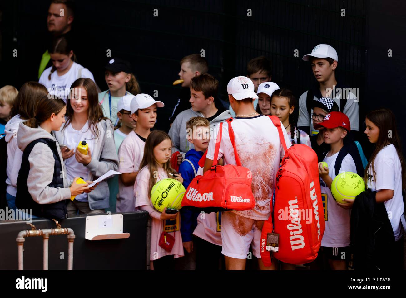 17 juillet 2022, Hambourg: Tennis: WTA Tour/ATP Tour, célibataires, hommes, qualifications, 2nd ronde. TOPO (Allemagne) - Molleker (Allemagne). Marko Topo (M) signe les autographes. Photo: Frank Molter/dpa Banque D'Images