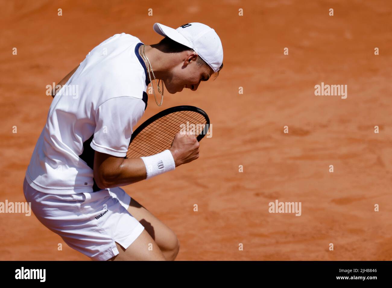 17 juillet 2022, Hambourg: Tennis: WTA Tour/ATP Tour, célibataires, hommes, qualifications, 2nd ronde. TOPO (Allemagne) - Molleker (Allemagne). Marko Topo applaudit après sa victoire. Photo: Frank Molter/dpa Banque D'Images