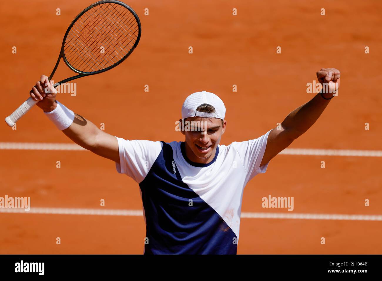 17 juillet 2022, Hambourg: Tennis: WTA Tour/ATP Tour, célibataires, hommes, qualifications, 2nd ronde. TOPO (Allemagne) - Molleker (Allemagne). Marko Topo applaudit après sa victoire. Photo: Frank Molter/dpa Banque D'Images