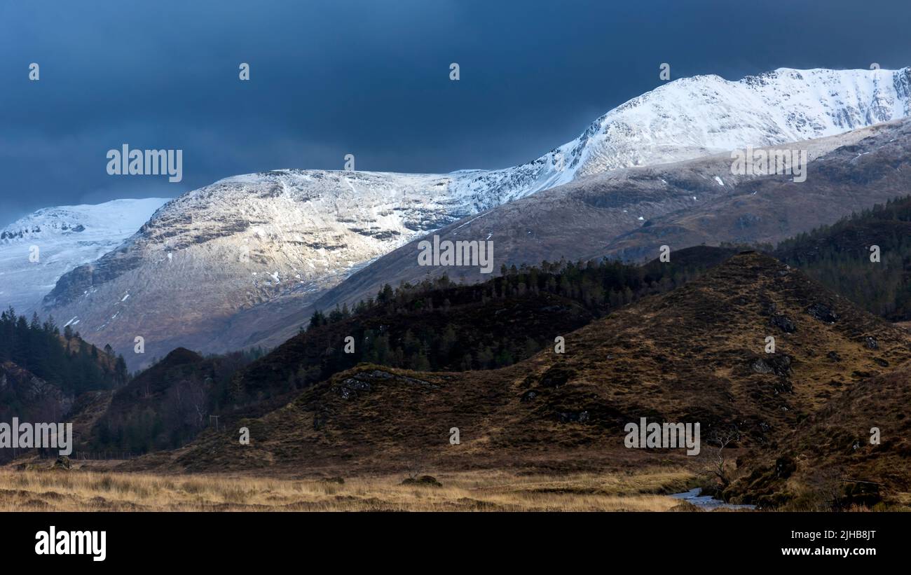 Snow on the Tops, Glenshiel, Northwest Highlands of Scotland Banque D'Images