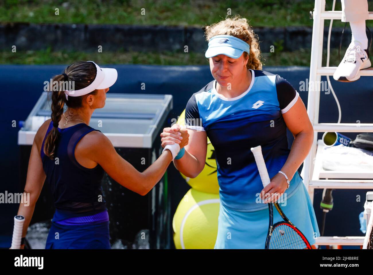 17 juillet 2022, Hambourg: Tennis: WTA Tour/ATP Tour, célibataires, femmes, qualification, 2nd ronde. Friedsam (Allemagne) - Cadantu-Ignatik (Roumanie). Anna-Lena Friedsam (r) et Alexandra Cadantu-Ignatik se secouent les mains. Photo: Frank Molter/dpa Banque D'Images