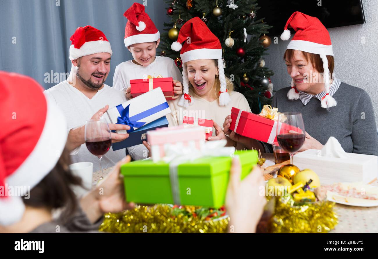 Famille gaie échangeant des cadeaux de Noël Banque D'Images