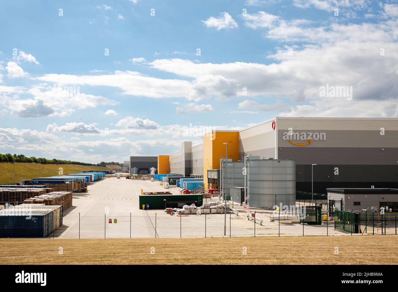 EAST MIDLANDS GATEWAY, Royaume-Uni - 15 JUILLET 2022 Grand centre de distribution d'entrepôt Amazon avec baies de chargement Banque D'Images