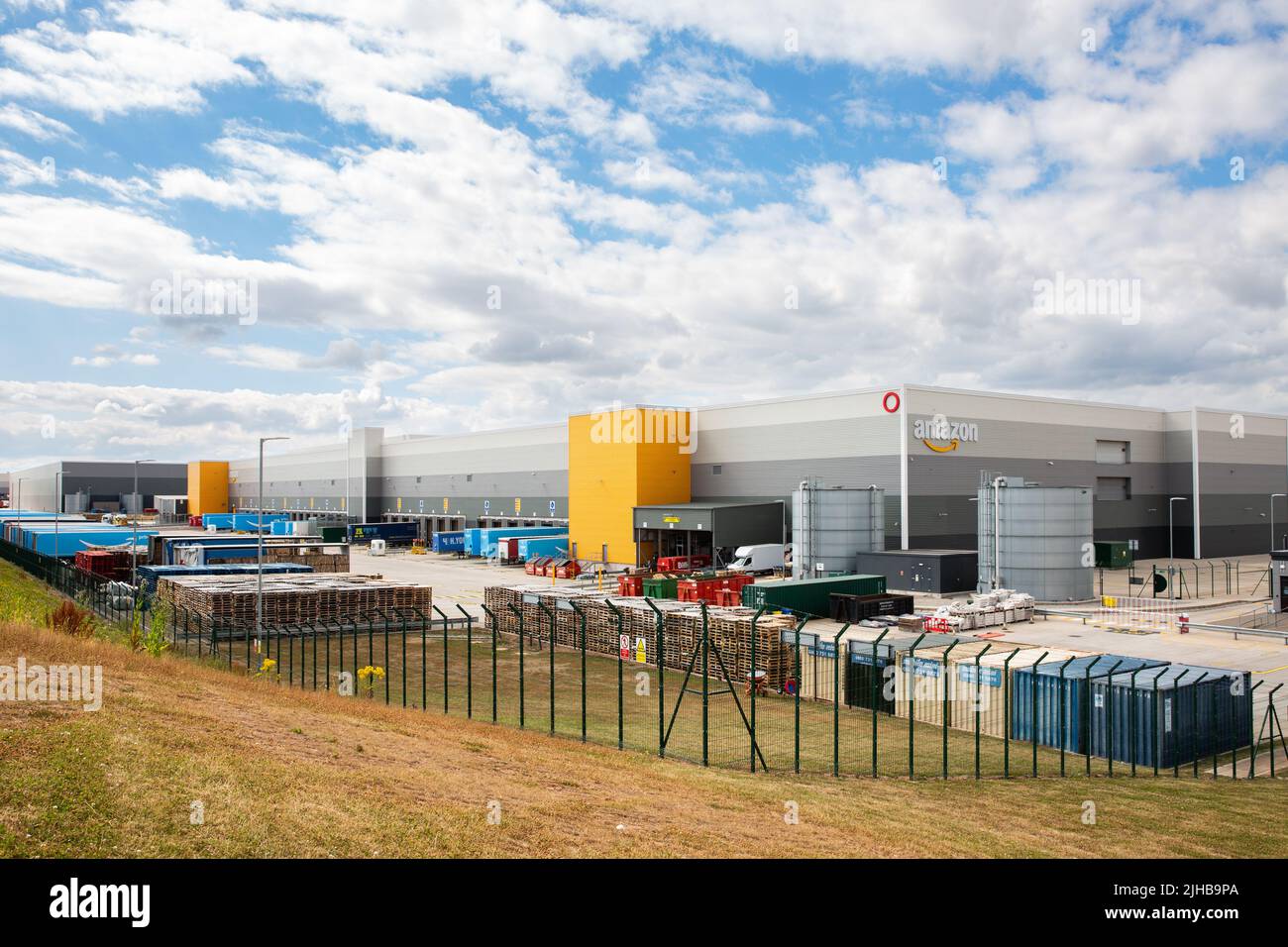 EAST MIDLANDS GATEWAY, Royaume-Uni - 15 JUILLET 2022 Grand centre de distribution d'entrepôt Amazon avec baies de chargement Banque D'Images
