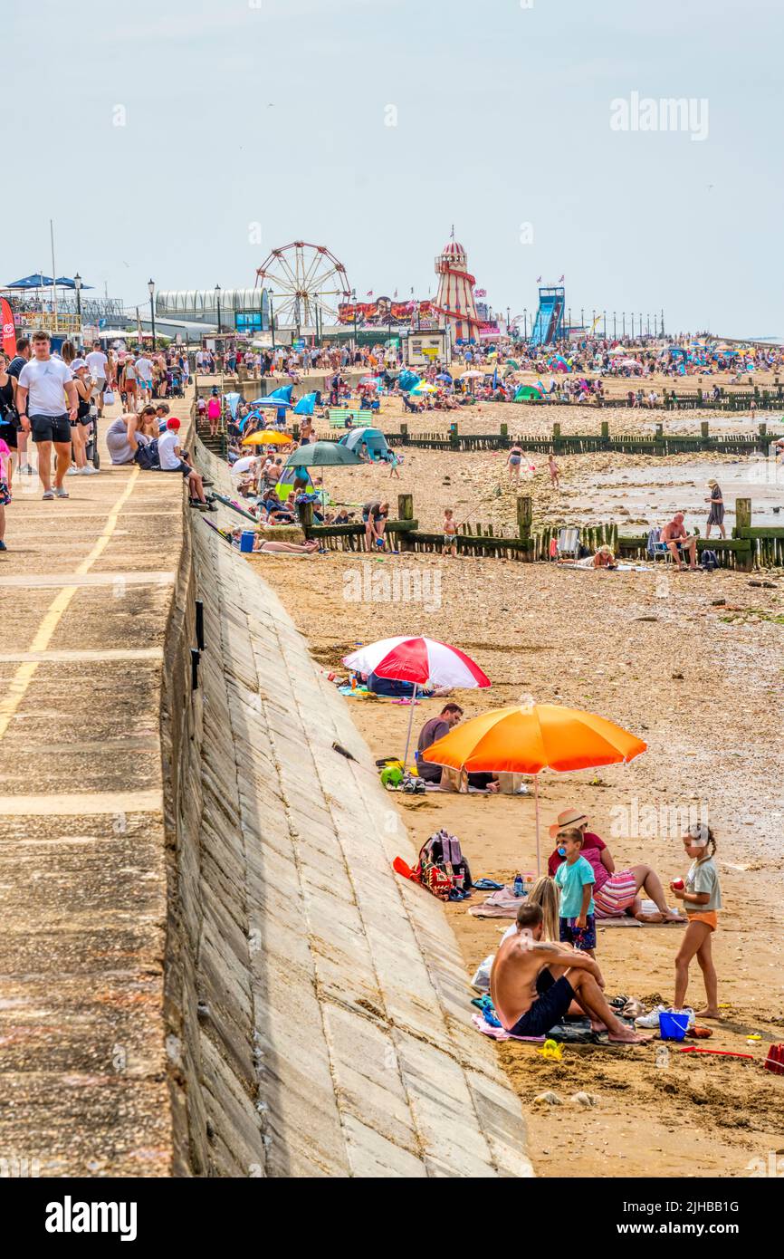 Dimanche 17 juillet 2022. Vacanciers à Hunstanton, dans le Norfolk, profitant du soleil sur ce qui est prévu pour être l'un des week-ends les plus chauds de l'année, avec un avertissement de conditions météorologiques extrêmes émis pour l'Angleterre. Banque D'Images