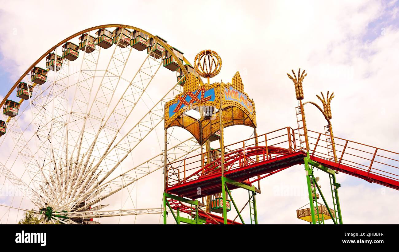 Rheinkirmes 2022 à Düsseldorf/Allemagne, la plus grande foire du Rhin. Parcours de la grande roue « Wilde Maus ». Banque D'Images
