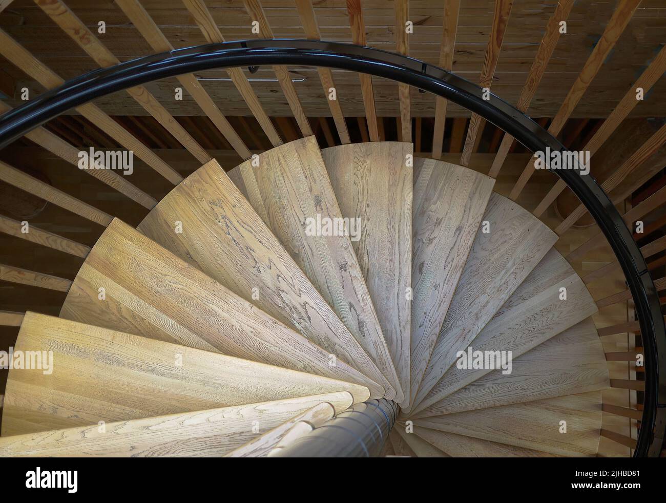 Vue de dessus de l'escalier en spirale en bois forme géométrique de conception scandaleuse Banque D'Images