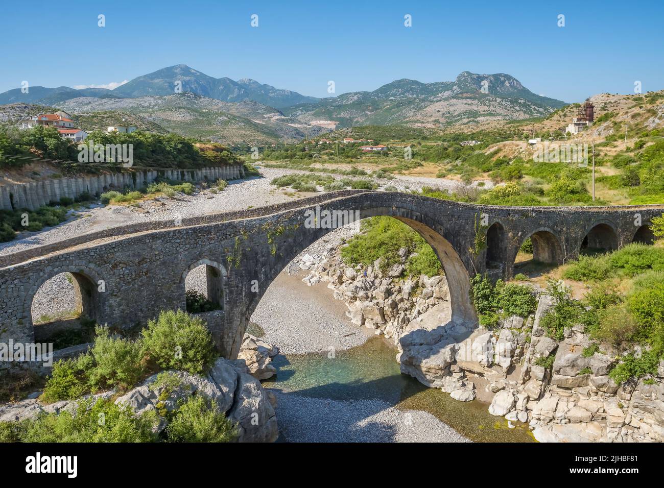 L'ancien pont ottoman Mesi sur le Kir, Shkoder, Albanie Banque D'Images