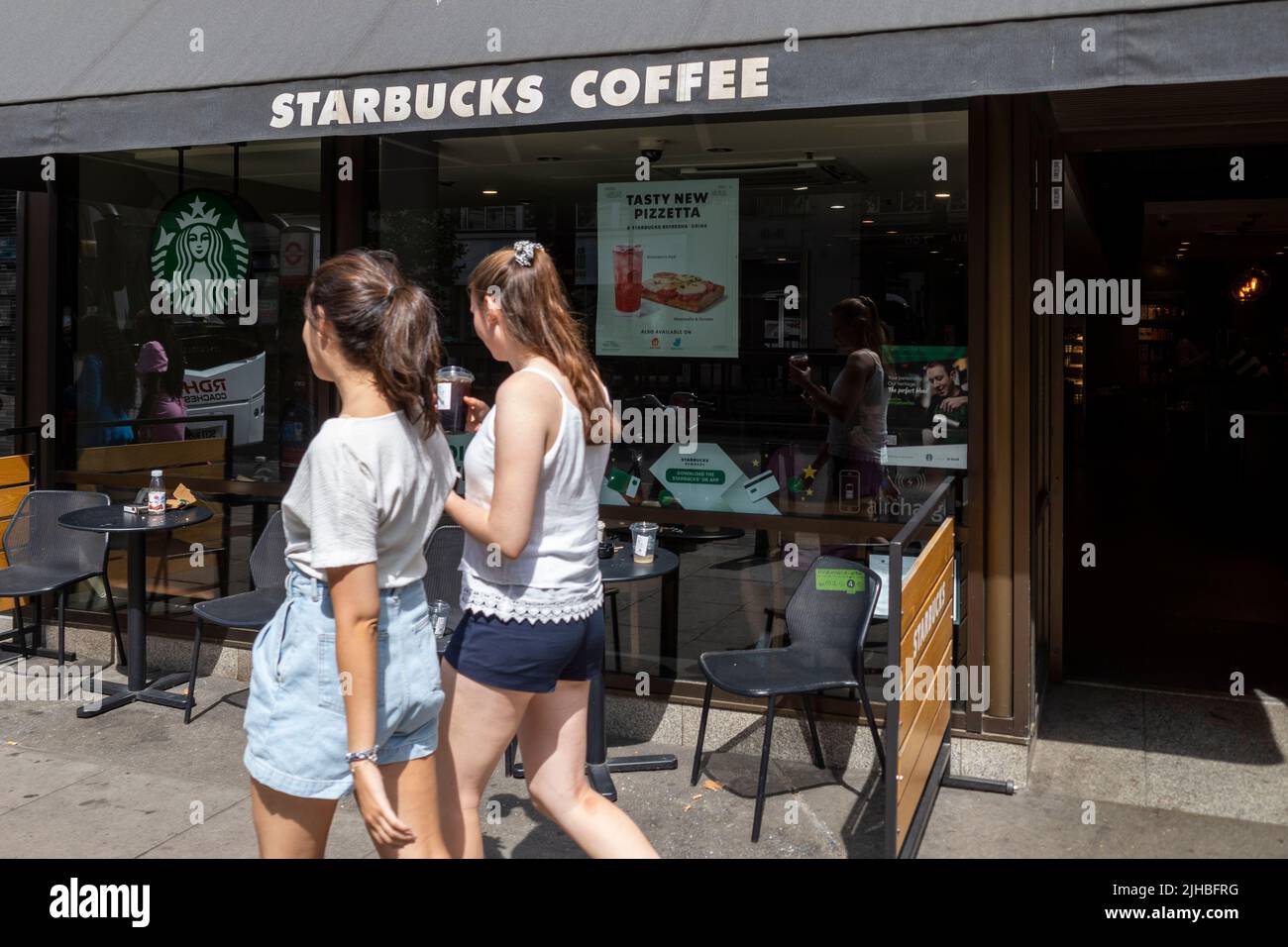 Londres, Royaume-Uni. 17 juillet 2022. L'extérieur d'une succursale de Starbucks sur Kingsway dans le centre de Londres. Il a été rapporté dans la presse financière que Starbucks Corp envisage la vente de ses activités au Royaume-Uni. Le conseiller Houlihan Lokey a été invité à évaluer l'intérêt pour son activité au Royaume-Uni comprenant 1 000 cafés avec 4 000 personnes. Environ 300 magasins sont exploités par Starbucks, le reste étant détenu et géré par des franchisés qui versent des redevances à la société mère. Credit: Stephen Chung / Alamy Live News Banque D'Images