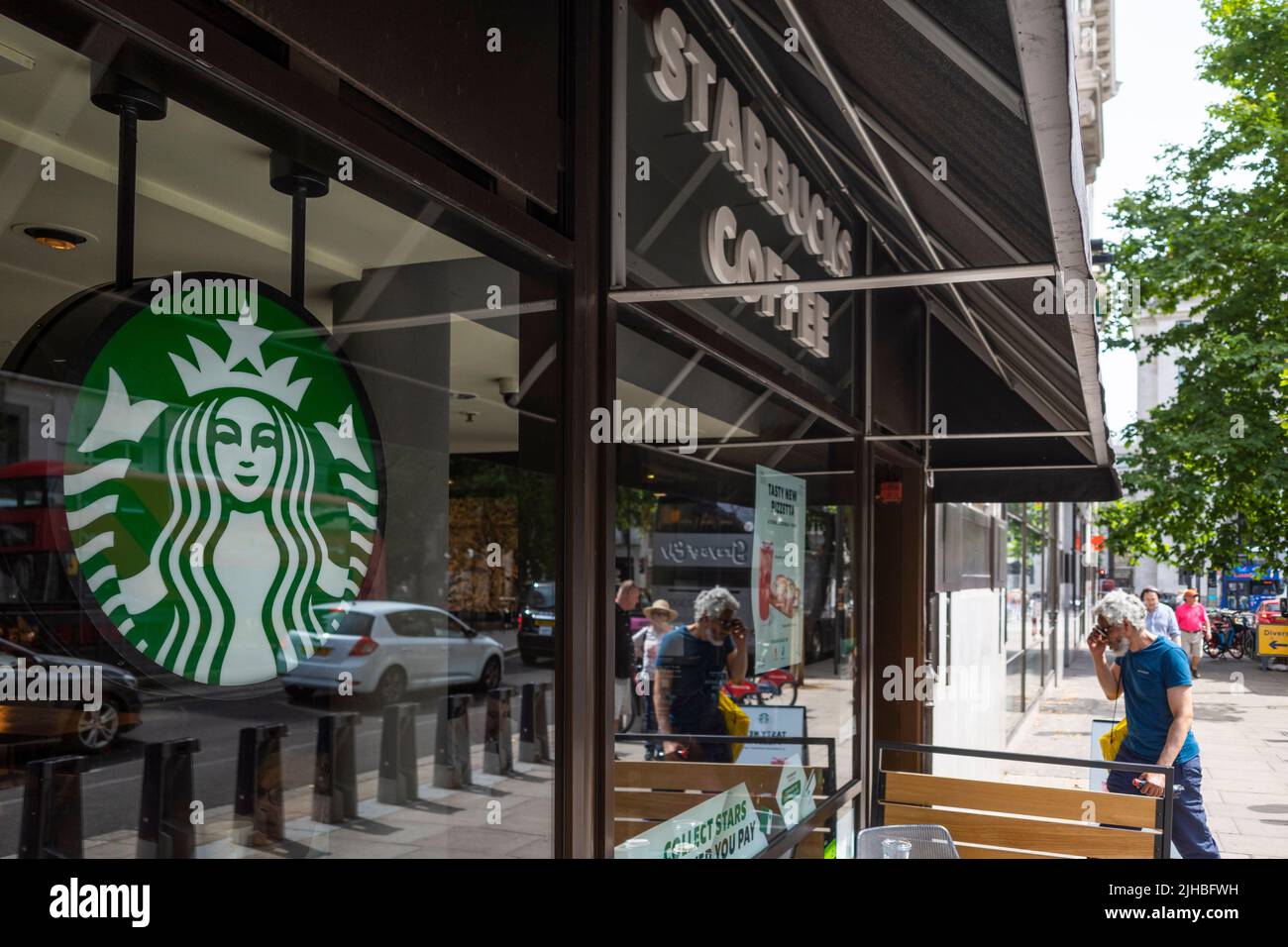 Londres, Royaume-Uni. 17 juillet 2022. L'extérieur d'une succursale de Starbucks sur Kingsway dans le centre de Londres. Il a été rapporté dans la presse financière que Starbucks Corp envisage la vente de ses activités au Royaume-Uni. Le conseiller Houlihan Lokey a été invité à évaluer l'intérêt pour son activité au Royaume-Uni comprenant 1 000 cafés avec 4 000 personnes. Environ 300 magasins sont exploités par Starbucks, le reste étant détenu et géré par des franchisés qui versent des redevances à la société mère. Credit: Stephen Chung / Alamy Live News Banque D'Images