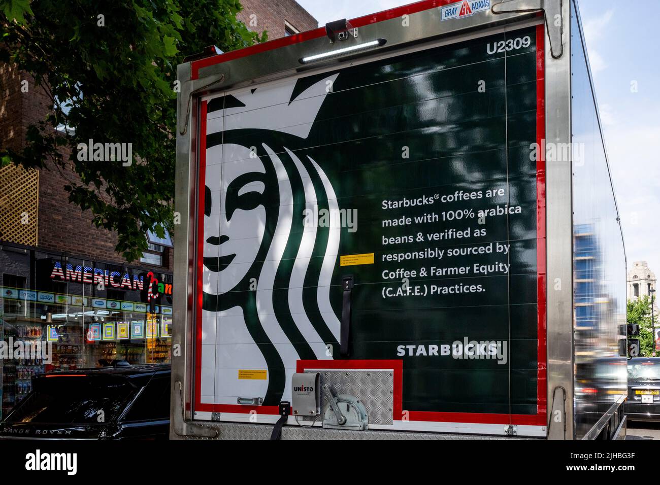 Londres, Royaume-Uni. 17 juillet 2022. L'extérieur d'un camion de livraison Starbucks passant par Covent Garde. Il a été rapporté dans la presse financière que Starbucks Corp envisage la vente de ses activités au Royaume-Uni. Le conseiller Houlihan Lokey a été invité à évaluer l'intérêt pour son activité au Royaume-Uni comprenant 1 000 cafés avec 4 000 personnes. Environ 300 magasins sont exploités par Starbucks, le reste étant détenu et géré par des franchisés qui versent des redevances à la société mère. Credit: Stephen Chung / Alamy Live News Banque D'Images